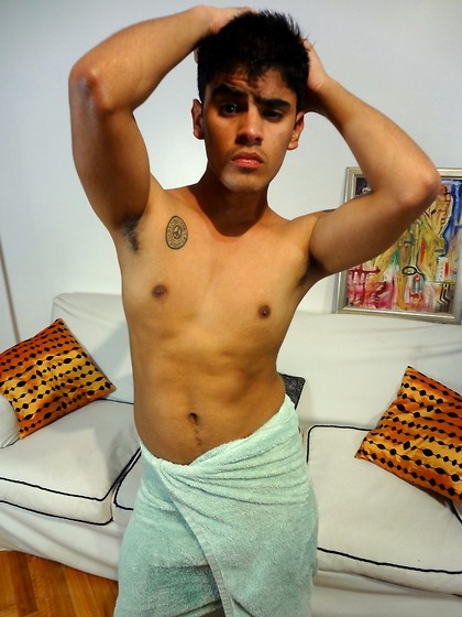 Hot latino twink Emiliano serviced