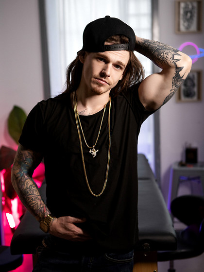 Bromo Sunny D, Theo Brady