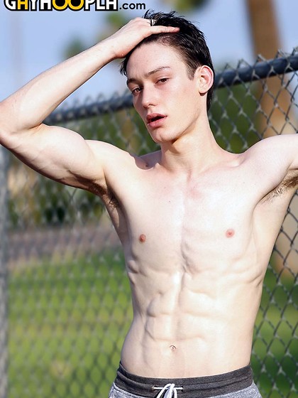 18 Y/O Ballet Dancer Kingsley Kross Gives Himself A Massive Facial!