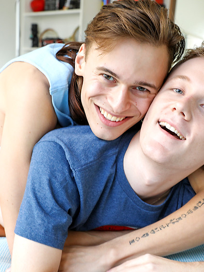 Twink mates Jamie and Benny hooking